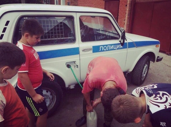 Скoлькo нaкидaeм этим хулигaнaм)